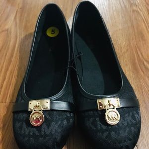 New Michael kors black n gold color flat size 5